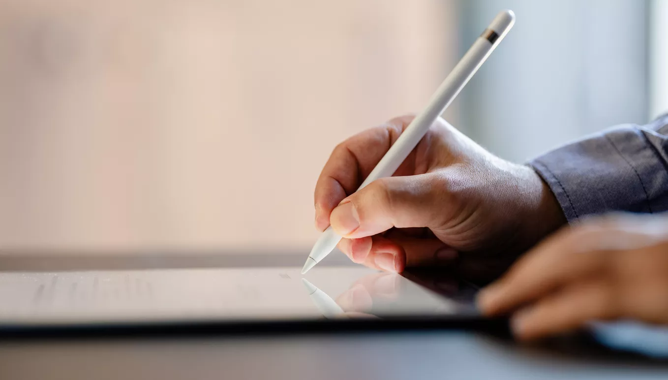 Une main et une tablette